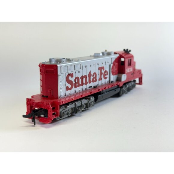 Santa Fe 5628 Tyco Diesel Locomotive HO Scale Red & Silver Model Train - Picture 2 of 9